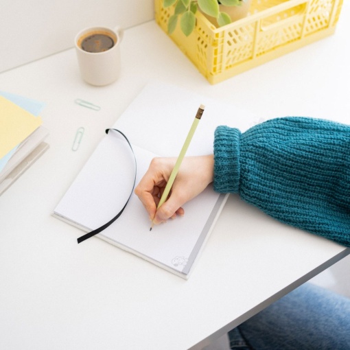 Caderno A5 capa pelúcia Snoopy liso 90 folhas 100g