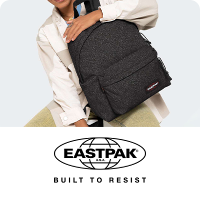 Pessoa com Eastpak preta - mochilas de grande qualidade com garantia de 30 anos
