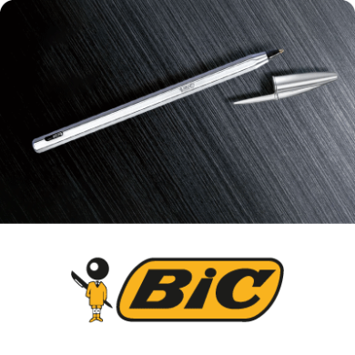 caneta bic prateada em fundo preto