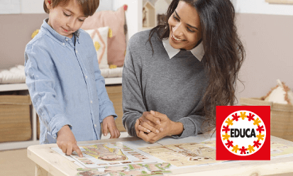Mãe e filho a montar um puzzle da Educa Borras
