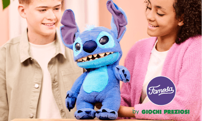 Meninos a brincar com o Stitch da marca Famosa