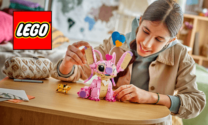 Menina a montar LEGO 