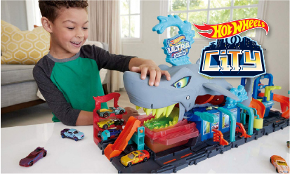 Criança a brincar com HOT WHEELS CITY