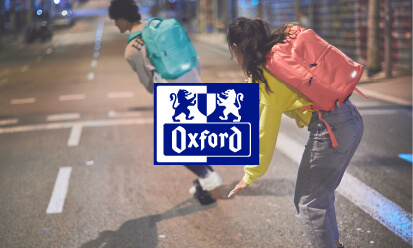 Adolescentes com mochilas da Oxford às costas 